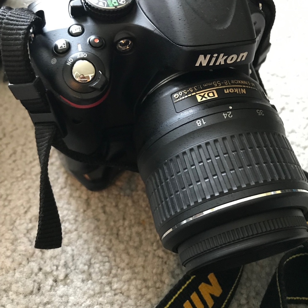Nikon D5100 w/ 2 lens., strap, mic & bag included
